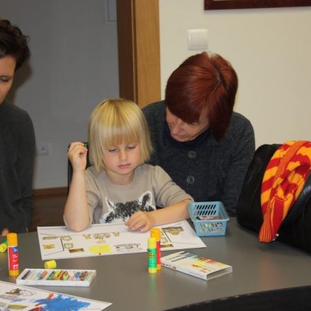 Uczestniczki  warsztatów projektują na szablonie wnętrza wybrany pokój.