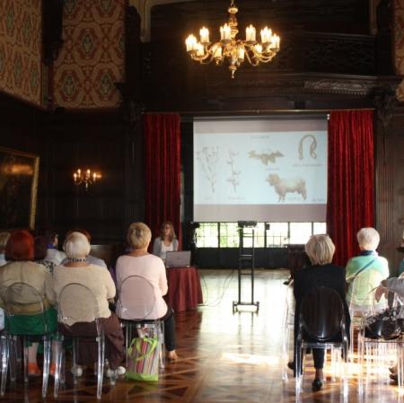 Uczestnicy na wykładzie "Obicia, dywany, draperie. Tkaniny we wnętrzach" na sali balowej w Pałacu Herbsta.