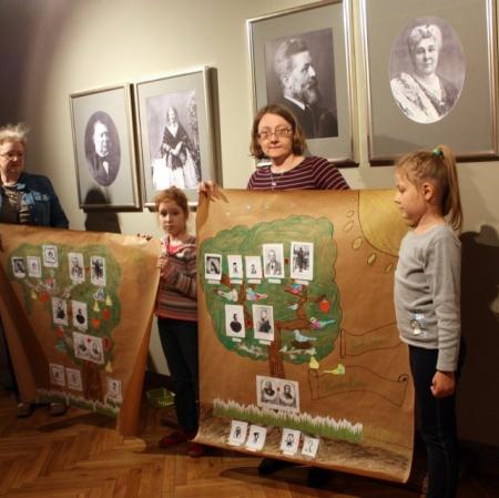 Rodzinne zdjęcie na wystawie "Herbstowie. Historie niedokończone" na warsztatach "Drzewo pokoleń".