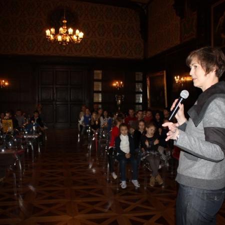 Uczestnicy I Edycji Konkursu Plastycznego "Pocztówka z Pałacu Herbsta" podczas gali wręczania nagród na sali balowej.