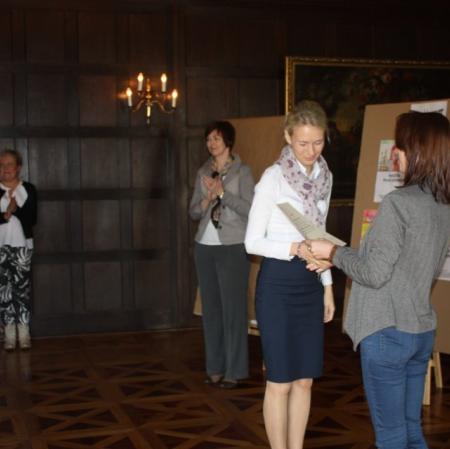 Wręczenie nauczycielce dyplomu za przygotowanie uczniów do konkursu.