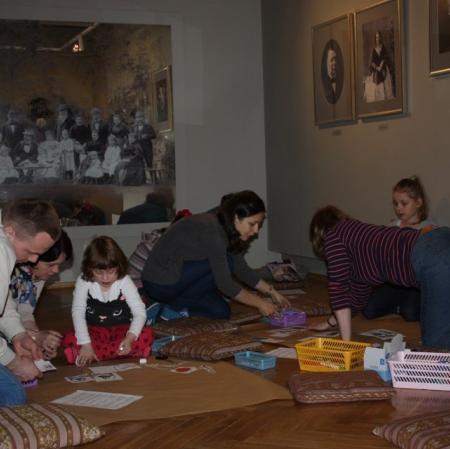 Wspólne tworzenie drzewa genealogicznego rodziny Herbstów i Scheiblerów na wystawie "Herbstowie. Historie niedokończone".