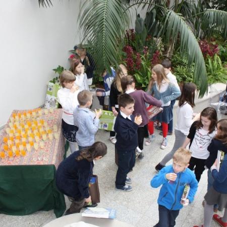 Uczestnicy I Edycji Konkursu Plastycznego "Pocztówka z Pałacu Herbsta" podczas poczęstunku w pałacowej oranżerii.