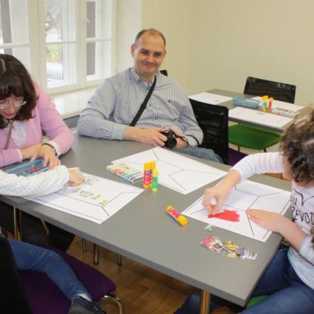 Uczestnicy  warsztatów projektują na szablonie wnętrza wybrany pokój.