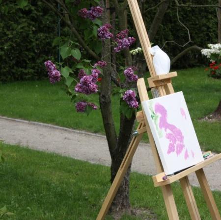 Warsztaty plenerowe w ogrodzie - zbliżenie na jedną z prac malarskich.