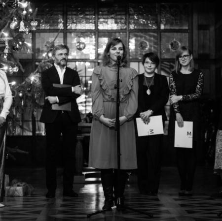 Od lewej: Sabina Bałulis - kuratorka wystawy, dyrektor Jarosław Suchan, Emiliana Konopka - kuratorka wystawy, Maria Milanowska i Joanna Jaśkiewicz - kuratorki projektu, Natalia Bartczak - kuratorka wystawy.