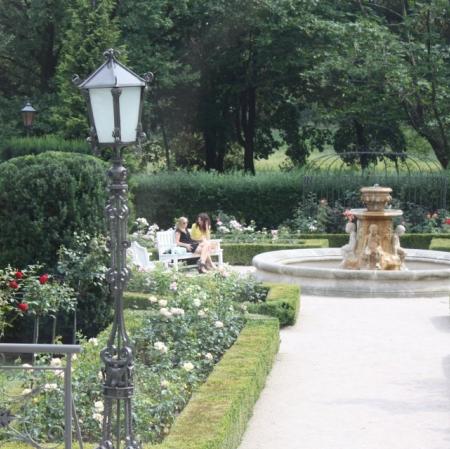 Widok na ogród z tarasu pałacu Herbsta