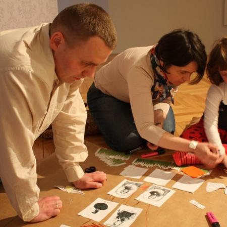 Rodzice pomagają najmłodszym uczestnikom podczas warsztatów "Drzewo pokoleń" na wystawie "Herbstowie. Historie niedokończone".