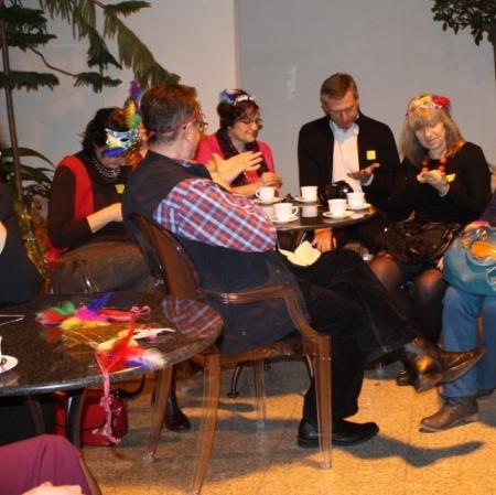 Uczestnicy karnawału w Pałacu Herbsta podczas opowieści o karnawałowych wróżbach w pałacowej oranżerii.