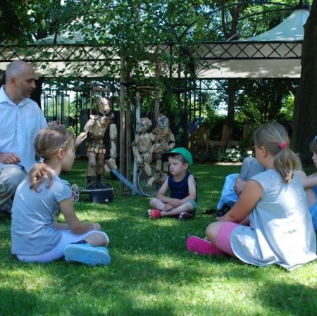 Opowieść prowadzącego warsztaty dla dzieci, Adama Walnego, o historii powstania marionetek w teatrze, o ich znaczeniu oraz o jedynej córce Matyldy i Edwarda Herbstów - Annie Marii.