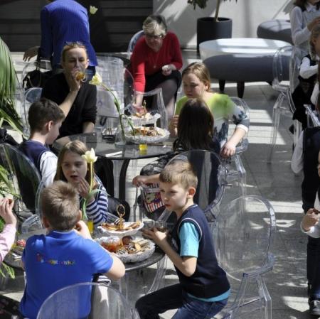 Poczęstunek w ogrodzie zimowym.