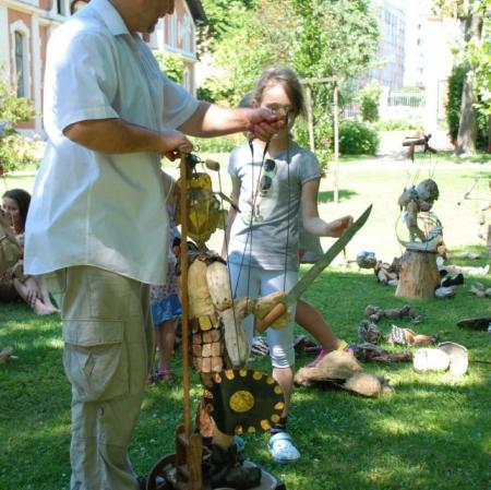 Zapoznawanie się dzieci z najbardziej niezwykłymi marionetkami.