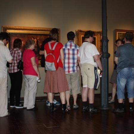Uczestnicy warsztatu "Pałac Herbsta w kilku odsłonach" zwiedzają Galerię Sztuki Dawnej.