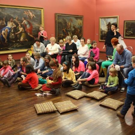 Uczestnicy warsztatów przygotowywują się do finału warsztatów - przedstawienia.