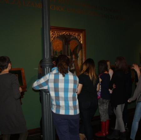 Uczestnicy warsztatów na wystawie