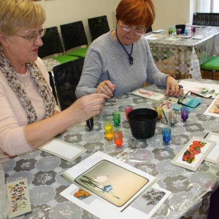 Uczestniczki na warsztatach "Tajemnice Orientu na jedwabiu malowane".