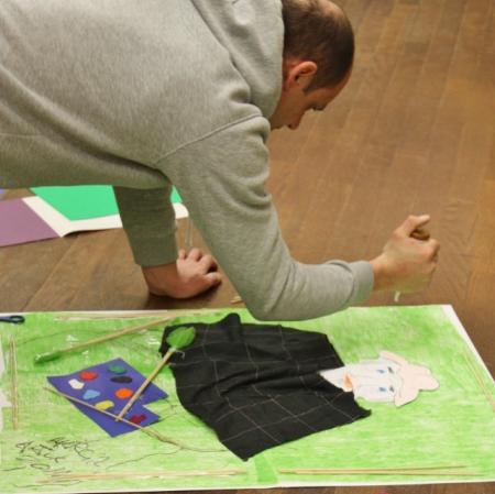 Jeden z uczestników warsztatów "Eko inspiracje" podczas pracy.