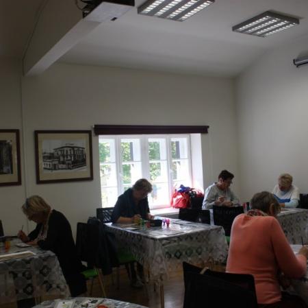 Uczestnicy na warsztatach "Tajemnice Orientu na jedwabiu malowane".