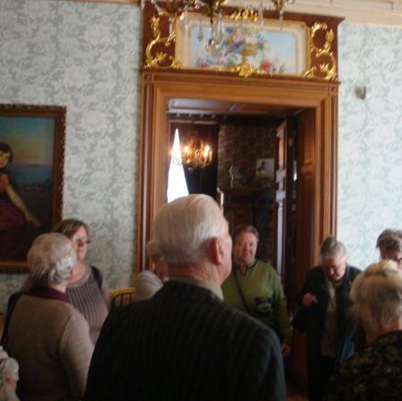 Słuchacze wykładu "Splendor płomienistego akantu, czyli Neorokoko" w Salonie środkowym Muzeum Pałac Herbsta.