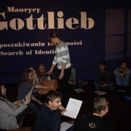 Uczestnicy siedzą w kręgu. Praca warsztatowa.