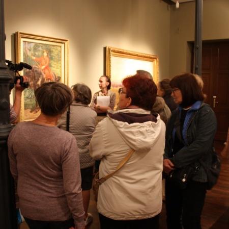 Uczestnicy wykładu  "Maluję Ciebie, maluję siebie"  z cyklu wykładów "Wiadomości z pałacowej galerii" w Galerii Sztuki Dawnej obecnej w przypałacowej powozowni.