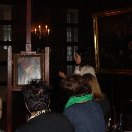 Uczestnicy podczas warsztatów „Analiza formalna dzieła plastycznego” w sali balowej Pałacu Herbsta.