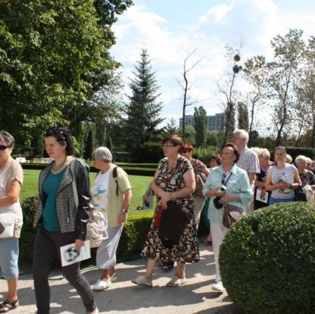 Uczestniczy podczas spaceru "Parki na Księżym Młynie. Ogrodowe pasje rodziny Herbstów i Scheiblerów".
