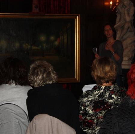 Uczestnicy podczas warsztatów „Analiza formalna dzieła plastycznego” w sali balowej Pałacu Herbsta.