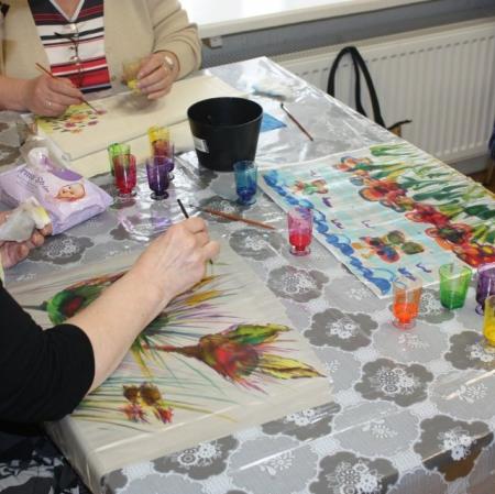 Uczestniczka warsztatów podczas malowania na jedwabiu.
