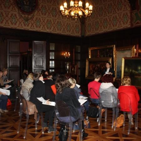 Uczestnicy podczas warsztatów „Analiza formalna dzieła plastycznego” w sali balowej Pałacu Herbsta.