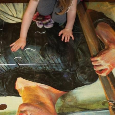 Uczestniczka Pałacowych Szarad układająca puzzle.