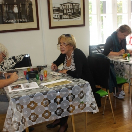 Uczestniczki podczas pracy na warsztatach "Zwiewne piękne z kraju Kwitnącej Wiśni"