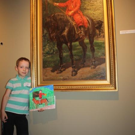 Uczestnik  warsztatu prezentuje swoją pracę pod obrazem "Portret syna"  Jana Matejki.