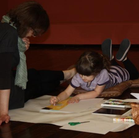 Uczestniczki warsztatu podczas wykonywania prac plastycznych.