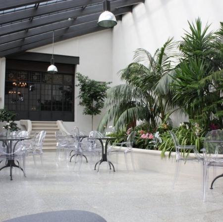 Powierzchnia ogrodu zimowego: 120 mkw. Maksymalna liczba osób: a) przyjęcie bufetowe – 100,b) przyjęcie zasiadane – 30