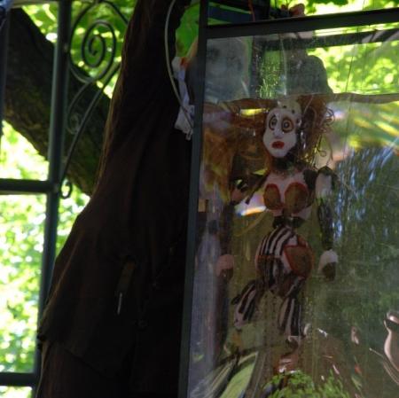 Podwodna marionetka Ofelii w spektaklu "Hamlet" w adaptacji Adama Walnego pod altaną Muzeum Pałac Herbsta.