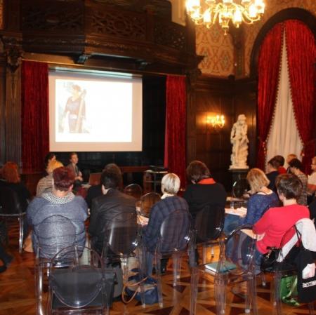 Uczestnicy podczas warsztatów „Analiza formalna dzieła plastycznego” w sali balowej Pałacu Herbsta.