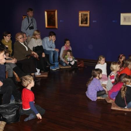 Uczestnicy warsztatów oglądający przedstawienie kukiełkowe