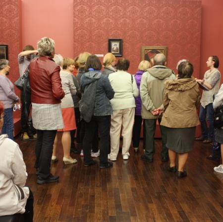 Uczestnicy wykładu  "Maluję Ciebie, maluję siebie"  z cyklu wykładów "Wiadomości z pałacowej galerii" w Galerii Sztuki Dawnej obecnej w przypałacowej powozowni.