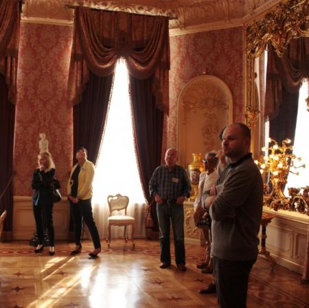 Goście w salonie lustrzanym.