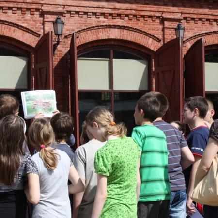 Uczestnicy warsztatów przed budynkiem dawnej Straży Ogniowej.