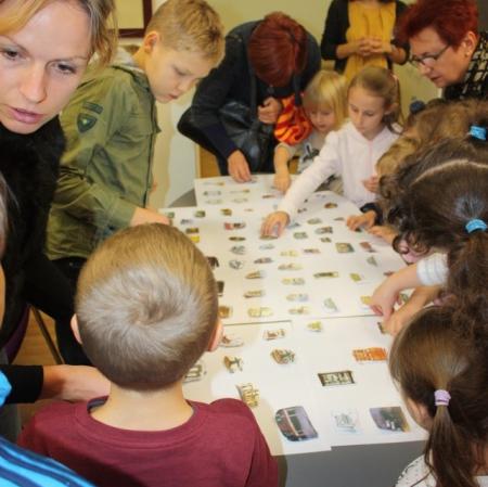 Uczestnicy warsztatów wybierają obrazki przedstawiające elementy wyposażenia wnętrz.