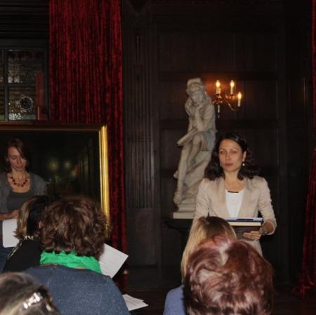 Uczestnicy podczas warsztatów „Analiza formalna dzieła plastycznego” w sali balowej Pałacu Herbsta.