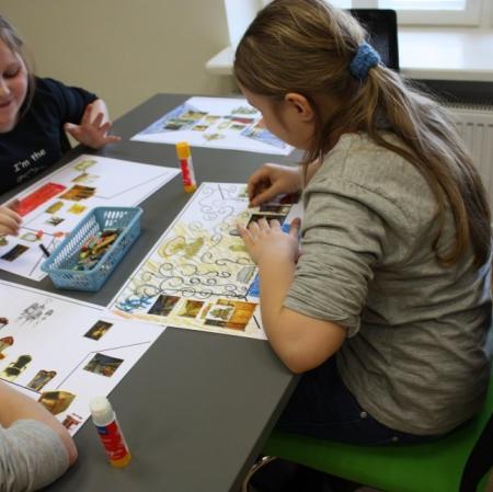 Uczennice podczas wykonywania własnych projektów wnętrz.