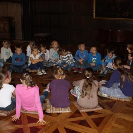 Sala balowa. Uczestnicy warsztatów siedzą w kręgu.