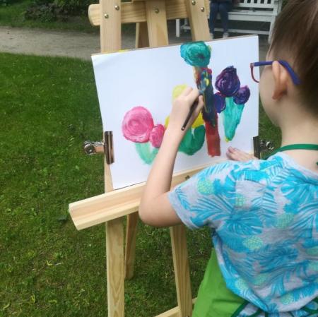 Warsztaty plastyczne dla rodzeństw podopiecznych Fundacji Gajusz w ogrodzie przy pałacu Herbsta