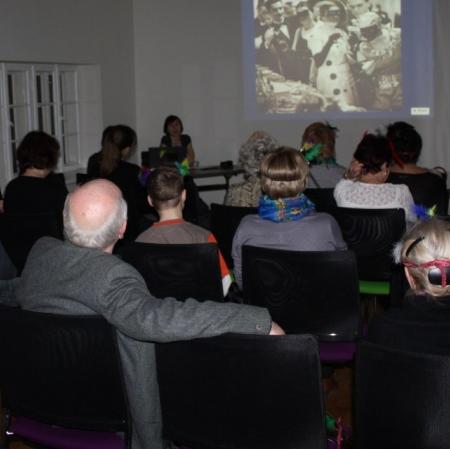 Uczestnicy karnawału w Pałacu Herbsta podczas wykładu o tradycjach karnawałowych w XIX w.