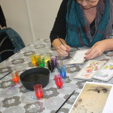 Praca nad projektem malowanym na jedwabiu podczas warsztatów "Tajemnice Orientu na jedwabiu malowane".