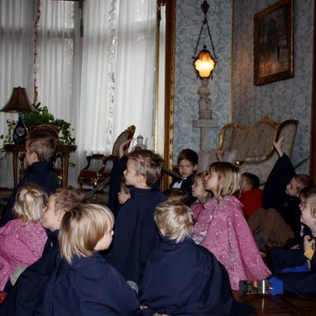 Uczestnicy warsztatu siedzą w salonie środkowym.