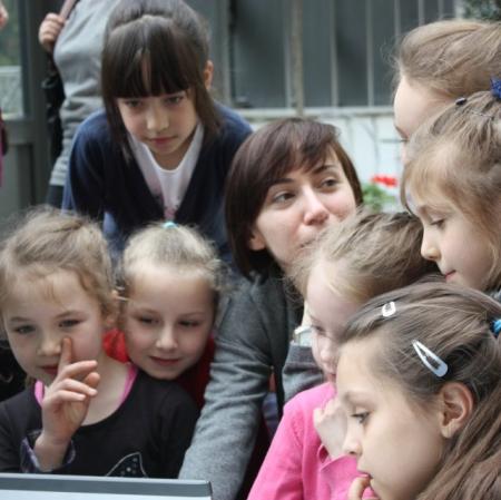 Uczestnicy I Edycji Konkursu Plastycznego "Pocztówka z Pałacu Herbsta" podczas oglądania prezentacji swoich prac w pałacowej oranżerii.